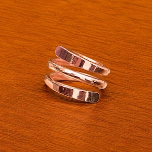 Anello a fascia in rame stratificato, realizzato a mano, gioiello minimalista dalla texture particolare.