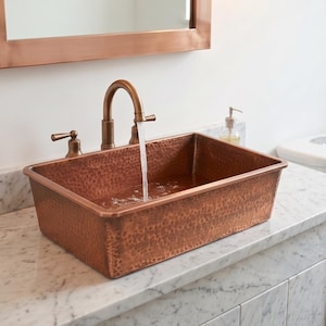 Lavabo rectangulaire en cuivre martelé fait main, style ferme.