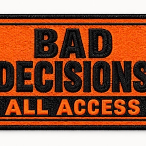 Op de afbeelding: Een rechthoekige geborduurde patch in de vorm van een ticket met een feloranje achtergrond en een zwarte rand. De tekst BAD DECISIONS is in het zwart geborduurd en de tekst ALL ACCESS in het oranje op een zwarte balk.