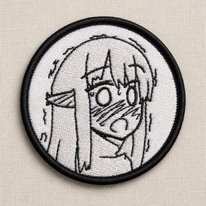 以下が含まれることがあります： 白い背景に黒い刺繍の縁取りが施された円形の刺繍ワッペン。長い髪と尖った耳を持つアニメスタイルのキャラクターが描かれており、頬に赤らんだ線が入った驚いた表情をしています。