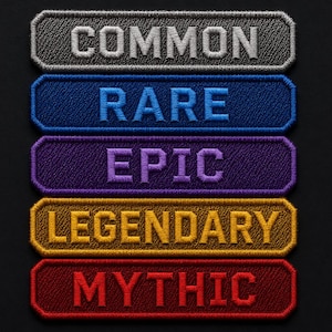 Puede incluir: Un conjunto de cinco parches rectangulares bordados dispuestos verticalmente. Cada parche presenta un color y texto diferente: gris con COMMON, azul con RARE, morado con EPIC, dorado con LEGENDARY y rojo con MYTHIC en letras mayúsculas.