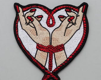 Parche de corazón Shibari / Insignia Kinbaku bordada con cuerda roja / Regalo original / Cierre de velcro