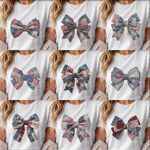 Puede incluir: Una colección de nueve camisetas blancas, cada una con un diseño de lazo único. Los lazos muestran un tema patriótico con patrones rojos, blancos y azules, incluyendo estrellas, rayas y detalles florales. Algunos lazos incorporan detalles de encaje.