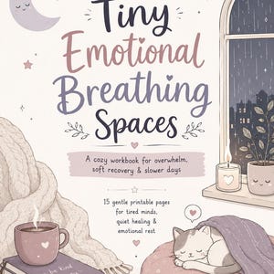 Puede incluir: Ilustración de un libro titulado "Tiny Emotional Breathing Spaces". La imagen presenta una escena acogedora con un gato durmiendo, una taza de café y una ventana. El texto dice "A cozy workbook for overwhelm, soft recovery & slower days".