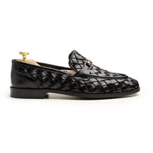 Mocassins masculinos de couro de bezerro preto trançado à mão, modelo slip-on, com detalhe de bridão.