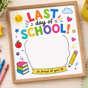 Puede incluir: Pizarra enmarcada en madera con las palabras "LAST DAY of SCHOOL!" en letras coloridas. La pizarra está decorada con un sol, una manzana, estrellas, corazones y un lápiz. La frase "so proud of you!" está escrita en una pancarta.