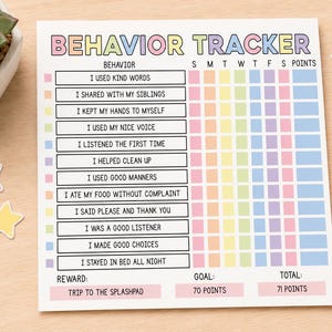 Puede incluir: Una tabla de seguimiento de comportamiento cuadrada con encabezados de arcoíris pastel y columnas para los días de la semana. La tabla enumera doce objetivos, incluyendo I used kind words y I stayed in bed all night, con secciones para recompensa y puntos.