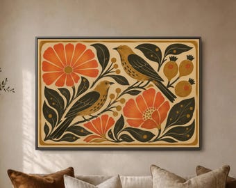 Op de afbeelding: Een rechthoekige wandkunstprint met een gestileerde illustratie van twee vogels zittend tussen grote oranje bloemen, donkergroene bladeren en ronde gouden bessen. Het ontwerp staat op een lichtbeige achtergrond met een donkere lijst.