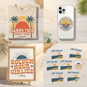 Può includere: Una t-shirt beige con grafica di tramonto e palme con la scritta SANDY TOES SUNSET CREW, una cover per telefono, una stampa incorniciata con la scritta GOLDEN HOUR GIRLIES e un foglio di adesivi con scene di spiaggia e il testo TIDES TOGETHER.