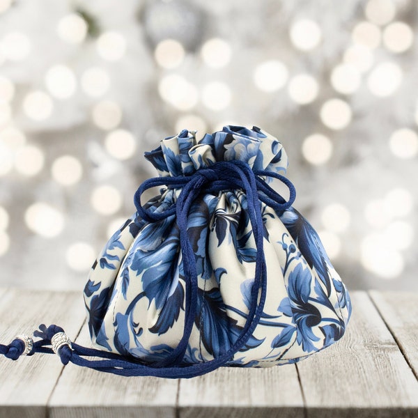 Pochette à cordon en satin floral bleu marine avec huit poches - Personnalisez-la avec votre couleur préférée Intérieur en satin !