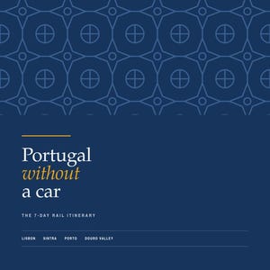 Peut inclure: Un guide de voyage bleu foncé intitulé Portugal without a car, the 7-day rail itinerary. La couverture présente un motif géométrique en haut, le texte listant Lisbon, Sintra, Porto et Douro Valley, et l'édition 2026 en bas.