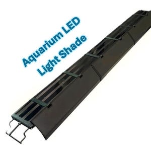 Può includere: Un lungo paralume rettangolare nero per luci LED da acquario con un design modulare. Il dispositivo presenta una serie di pannelli collegati e include una staffa di montaggio in metallo a un'estremità. Il testo "Aquarium LED Light Shade" è visibile.