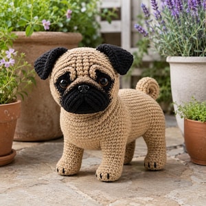 Realistisk virkad mops plysch | Handgjord amigurumi valpleksak | Kawaii husdjursdekor