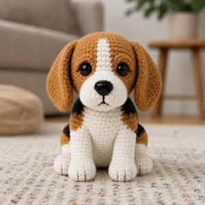 Può includere: Un cane beagle all'uncinetto fatto a mano con dettagli marroni, bianchi e neri. Il cane ha grandi occhi neri e orecchie flosce. Il beagle è seduto su un tappeto fantasia.