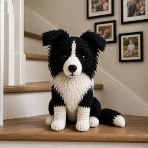 Puede incluir: Un perro Border Collie hecho a mano con hilo negro y blanco. El perro está sentado en escaleras de madera, con un pecho, patas y marcas faciales blancas. El perro tiene un cuerpo, orejas y cola negros. Tiene una nariz negra y ojos oscuros.