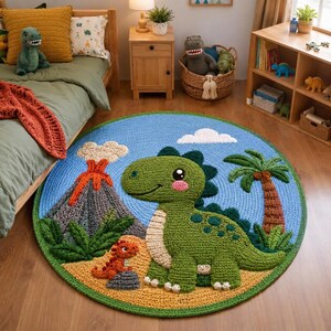 Peut inclure: Tapis rond sur le thème des dinosaures, avec un grand dinosaure vert, un volcan, un palmier et un petit dinosaure orange. Le tapis est fait d'une matière douce et texturée et convient à une chambre d'enfant. Diamètre d'environ 120 cm.