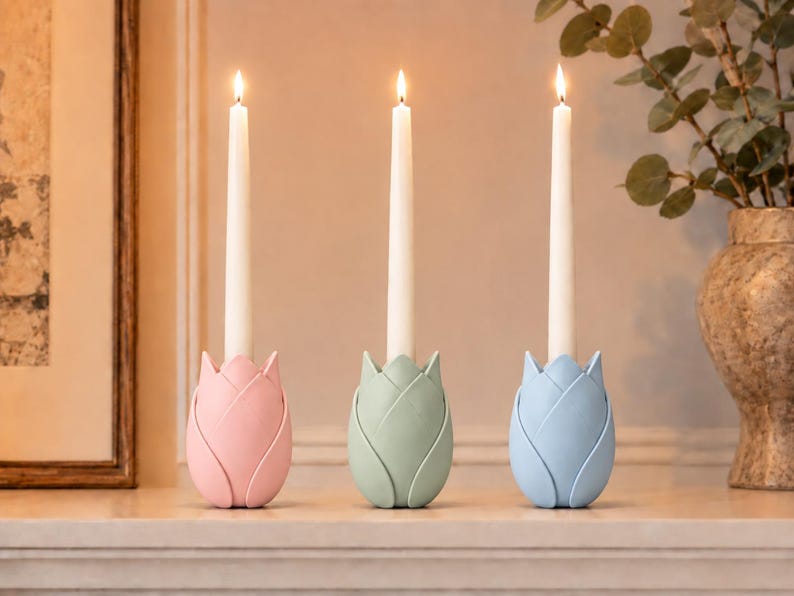 Trío de portavelas Tulipán sobre una mesa