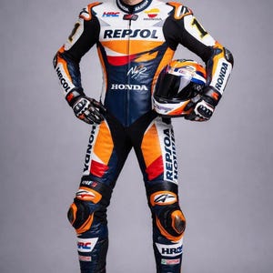 Könnte beinhalten: Ein professioneller Motorrad-Rennanzug in Marineblau, Weiß und Orange mit Repsol-, Honda- und HRC-Logos. Der Anzug verfügt über Knie- und Schulterprotektoren, passende Handschuhe und einen Integralhelm mit dunklem Visier, der unter dem Arm gehalten wird.