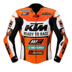 以下が含まれることがあります： KTMのロゴと「READY TO RACE」の文字が入った、オレンジ、白、黒のオートバイ用レーシングジャケット。WP Suspension、Motorex、Akrapovic、Michelinなどのスポンサーロゴが施されており、袖には69の数字がデザインされています。