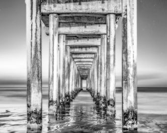 Wydruk z zachodem słońca na molo Scripps Pier – czarno-biała sztuka ścienna w stylu nadmorskim, La Jolla Photography