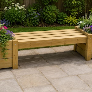 Può includere: Una panchina da giardino in legno marrone chiaro con due fioriere quadrate integrate su ciascuna estremità. Le fioriere sono riempite con una varietà di fiori colorati, inclusi fiori rosa, viola e bianchi con fogliame verde su un patio in pietra.