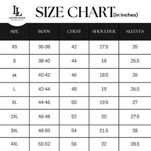 Puede incluir: Una tabla de tallas en blanco y negro para ropa, con medidas en pulgadas. La tabla incluye tallas de XS a 4XL, detallando medidas de cuerpo, pecho, hombros y mangas. El logotipo de la marca "Leather Licious" est&aacute; en la esquina superior izquierda.