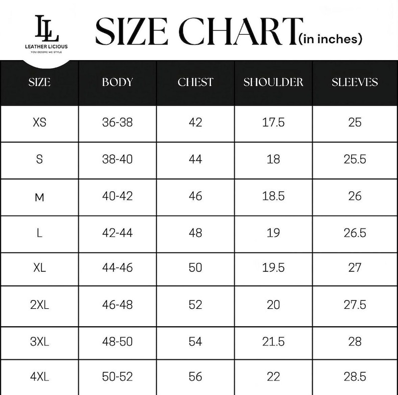 Puede incluir: Una tabla de tallas en blanco y negro para ropa, con medidas en pulgadas. La tabla incluye tallas de XS a 4XL, detallando medidas de cuerpo, pecho, hombros y mangas. El logotipo de la marca "Leather Licious" est&aacute; en la esquina superior izquierda.