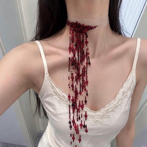 Rött och svart pärlhalsband med choker, långt tofshalsband, gotiska pärlsmycken, dramatiskt franshalsband, present till henne