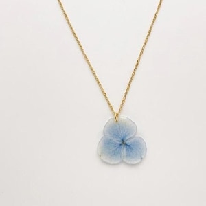 Halsband med äkta hortensia, handgjort hänge med pressat blommotiv, halsband med blått blommotiv i harts, botaniska smycken, naturpresent till henne