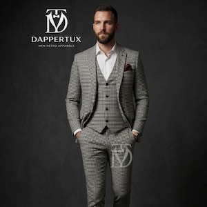 Könnte beinhalten: Ein dreiteiliger Anzug mit schwarz-weißem Hahnentrittmuster. Der Anzug besteht aus einem Blazer, einer Weste und einer Hose. Das Model trägt ein weißes Hemd und braune Lederschuhe. Ein bordeauxfarbenes Einstecktuch sorgt für einen Farbtupfer. Das Logo "Dappertux" ist sichtbar.
