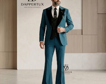 Peut inclure: Un costume sarcelle composé d'une veste à revers noirs, d'un gilet noir et d'un pantalon à pattes d'eph. La veste présente une chaîne dorée sur le revers. Le texte DAPPERTUX MEN RETRO APPARELS est visible en haut à gauche et en bas à droite.