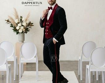 Peut inclure: Un smoking en velours noir avec un gilet et un nœud papillon en velours rouge foncé. Le gilet présente deux colonnes de boutons dorés. Le pantalon comporte une bande verticale rouge sur le côté. Le texte DAPPERTUX MEN RETRO APPARELS est visible.