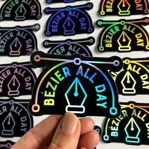 Puede incluir: Un primer plano de una pegatina hologr&aacute;fica con el texto "Bezier All Day" en un degradado arco&iacute;ris. La pegatina presenta un icono de plum&iacute;n estilizado.