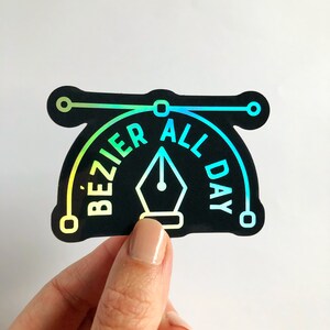 Puede incluir: Una pegatina negra e iridiscente con un dise&ntilde;o de plum&iacute;n y el texto "Bezier All Day".