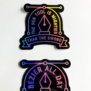 Puede incluir: Dos pegatinas negras y hologr&aacute;ficas iridiscentes con un dise&ntilde;o de plumilla. La pegatina superior dice "The pen tool is mightier than the sword". La pegatina inferior dice "Bezier all day".