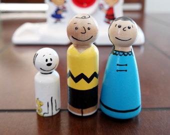 The Peanuts Gang Charlie Brown, Lucy, Snoopy and Woodstuck hand painted wooden peg dolls toy peg people