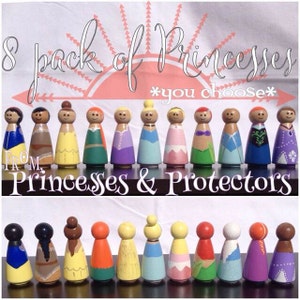 Puede incluir: Colecci&oacute;n de mu&ntilde;ecas de madera pintadas a mano, cada una con colores vibrantes y dise&ntilde;os &uacute;nicos. Las mu&ntilde;ecas est&aacute;n dispuestas en dos filas, con el texto "8 pack of Princesses" y "From Princesses & Protectors". Las mu&ntilde;ecas miden aproximadamente 7.6 cm de alto.
