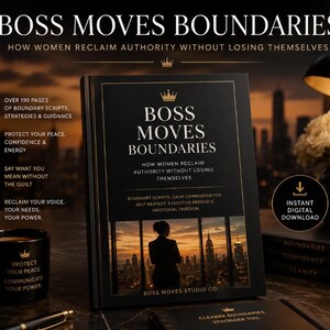 Op de afbeelding: Een zwart boek getiteld "BOSS MOVES BOUNDARIES" met gouden letters, samen met een bijpassende mok en andere boeken. De boekomslag toont een silhouet van een persoon die uit een raam naar een stadsgezicht kijkt. Op de mok staat "PROTECT YOUR PEACE COMMUNICATE YOUR POWER."