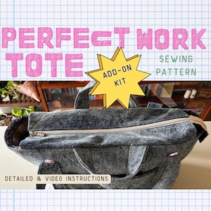Op de afbeelding: Een donkergrijze, acid-wash denim tote tas met een lichtroze ritssluiting en twee handvatten. De tekst PERFECT WORK TOTE SEWING PATTERN ADD-ON KIT en DETAILED & VIDEO INSTRUCTIONS is zichtbaar over de tas tegen een achtergrond met ruitjes.