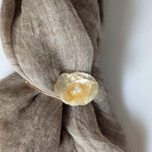 Gul lyster, snäckskal, sjalnål, halsduksbrosch, handgjord japansk kiltnål, tröjklämma, kustnära Cottagecore-smycken, unik present till henne