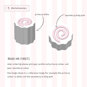 Peut inclure: Deux objets cylindriques &agrave; bords festonn&eacute;s, pr&eacute;sentant une couleur primaire blanche et une couleur secondaire rose b&eacute;b&eacute; en spirale. Le texte inclut @dollettedesigns, primary white, secondary baby pink et READ ME FIRST! avec des instructions.