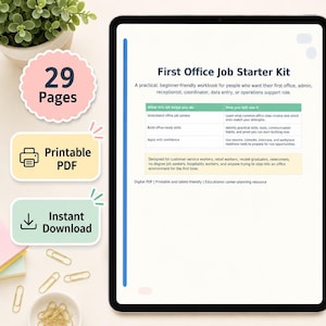 Pode incluir: Um tablet digital exibe um livro de exercícios "First Office Job Starter Kit". A imagem inclui um gráfico "PDF para impressão" e "Download instantâneo". Uma caneta rosa claro, um bloco de notas e uma pequena planta também são visíveis.