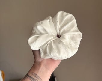 Weiß Satin Floral Braut Scrunchie | Hochzeit Haarschmuck | Braut Geschenk | Brautparty | Junggesellinnenabschied | Handgemachte Satin Haargummi