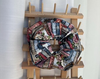 Bücherwurm Blumen Scrunchie | Cottagecore Haarschmuck | Leser Geschenk | Handmade Floral Scrunchie | Buch-Liebhaber-Geschenk