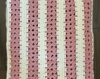 Manta de bebé de ganchillo color rosa crema vintage, estilo cottagecore, estilo grannycore, hecha a mano.