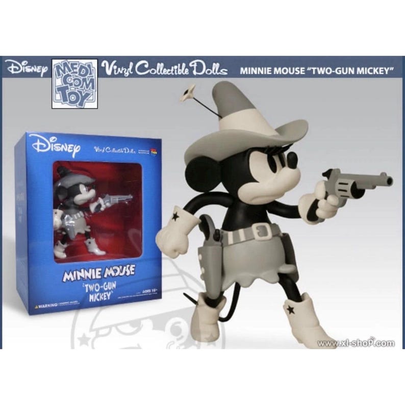 Pu&ograve; includere: Una bambola da collezione in vinile di Minnie Mouse in bianco e nero, in un abito da cowboy, che tiene in mano una pistola. La bambola &egrave; in una scatola con le parole "Minnie Mouse Two-Gun Mickey". La scatola &egrave; blu con il logo Disney.