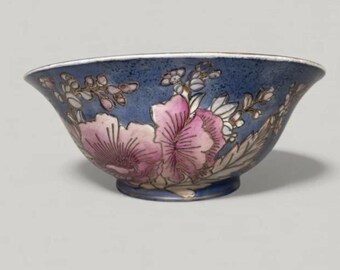 Bol de porcelana vintage de estilo chinoiserie con estampado floral en azul, rosa y dorado, estilo cottagecore.