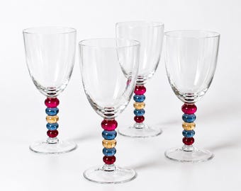 Juego de 4 copas de vino de vidrio soplado a mano de estilo vintage con tallos de cuentas multicolores.