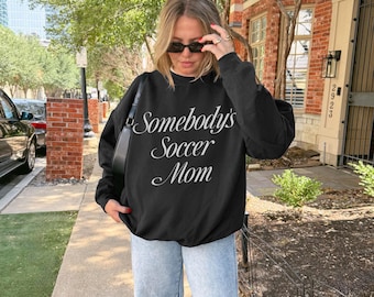 Moletom "Mãe de Jogador de Futebol", Moletom "Mãe de Jogador de Futebol de Alguém", Moletom oversized moderno para mãe de jogador de futebol, Presente para mãe de jogador de futebol, Era das Mães de Jogador de Futebol, Mamãe Jogadora de Futebol