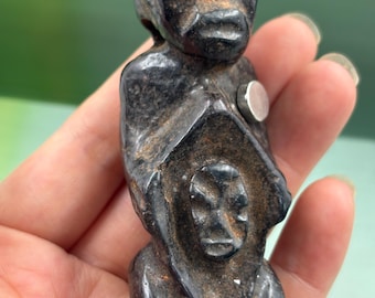 Magnet Meteorit kniend Mann Vintage Patina antike Kultur Sammlerstück Zufällige Lieferung